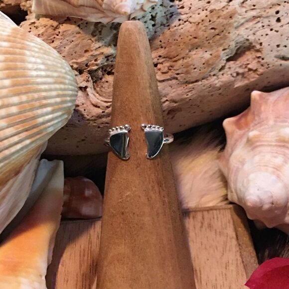 Sterling Silver Baby Feet Toe Ring - Picture 2 of 4